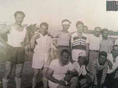 Il presidente Peppino Laruccia (primo a sinistra con la canottiera bianca) posa con la squadra